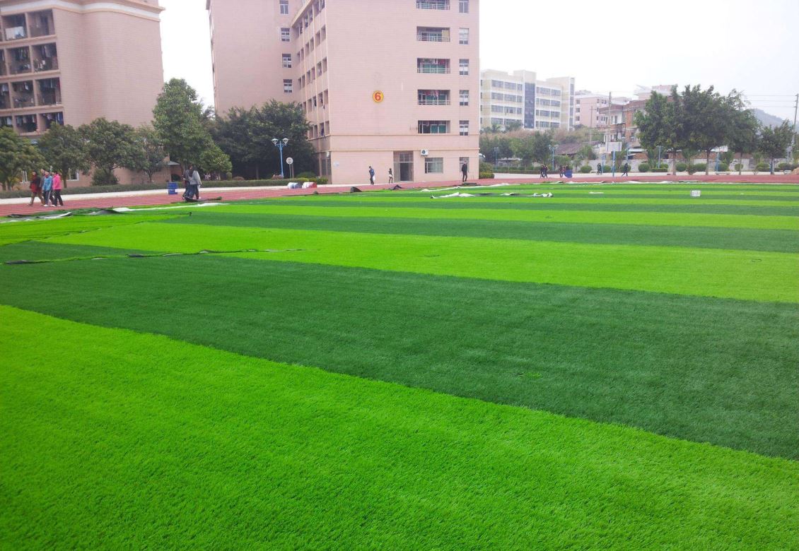 新乡河南运动木地板厂家分析如何区分人工草坪的质量