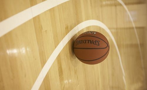 新乡篮球运动地板能不能打蜡？